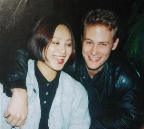 宁静还有儿子?22岁小伙混血长相,遗传了父母身上优点