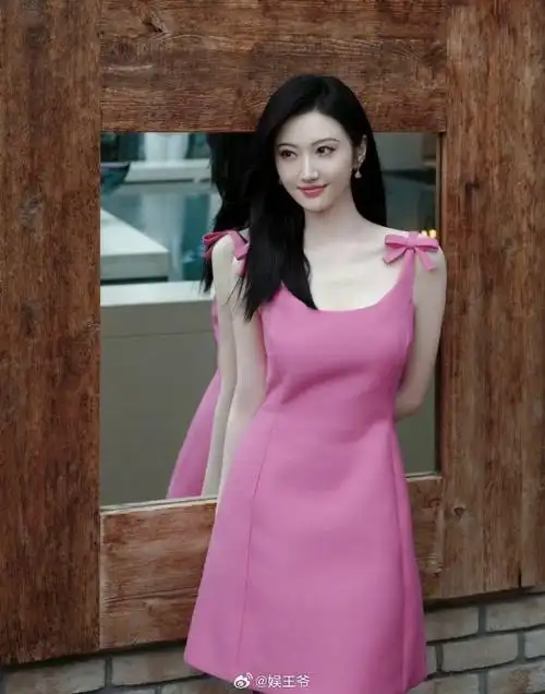 景甜在网上晒出一组美照,照片中的景甜身穿一件淡粉色