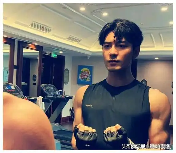 看看男演员们的腹肌一个比一个帅!