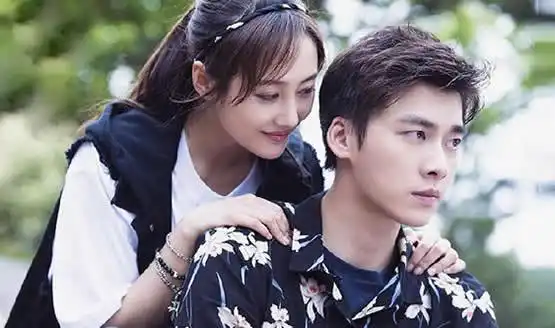 李纯跟李易峰本人并没有公开他们的恋情,但有过他们两个的绯闻.