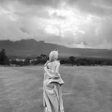 女图背影唯美头像黑白_女生头像_头像屋