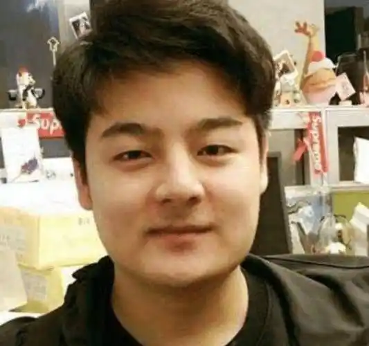 快本的面瘫脸黑衣人小方旧照流出,瓜子脸大眼睛,帅到你认不出_时候