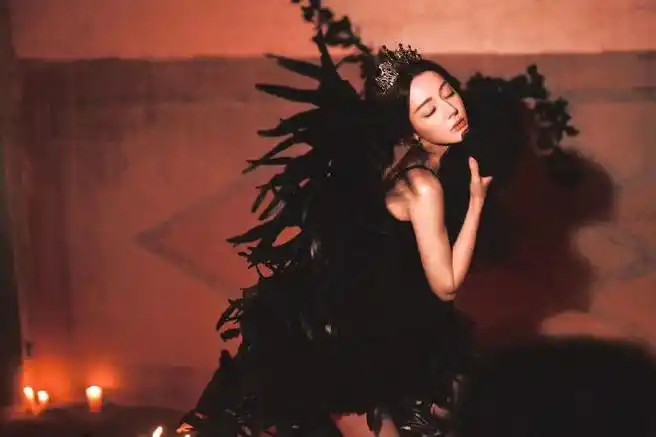 迪丽热巴黑天鹅吊带裙##迪丽热巴高贵黑天鹅