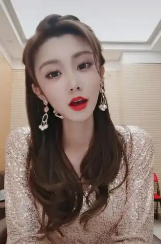 王牌女郎费费再次辟谣否认是沈涛老婆曾被传是84岁谢贤女友暴怒