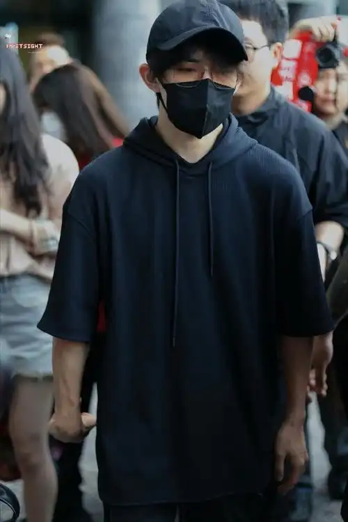 易烊千玺米兰人气##易烊千玺实体专辑销售额近2亿