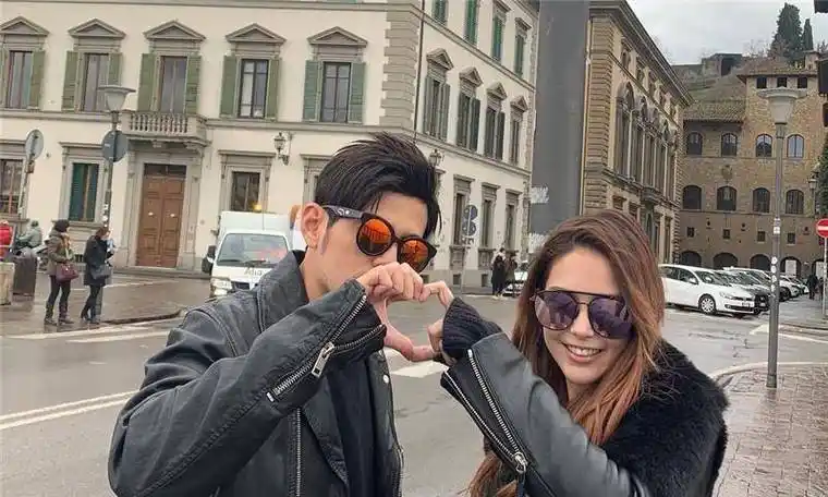 原创秀恩爱周杰伦晒与娇妻昆凌的合照手戴戒指目光深情令人羡慕