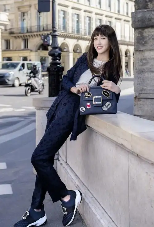 唐嫣短发配素花裙,清新干练优雅大气,脚上的靴子搭配的有点尴尬