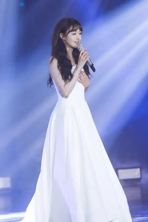 郑爽生日穿白裙被赞颜值重回巅峰时期网友还是那个小仙女