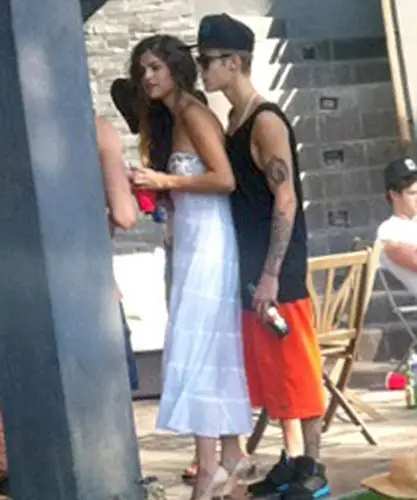 曝比伯与赛琳娜旧情复燃 喝酒亲热两不误