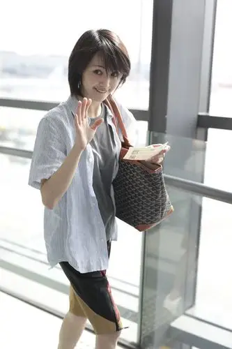 郑爽身穿白色连衣裙,搭配披肩微卷发造型,更显迷人气质