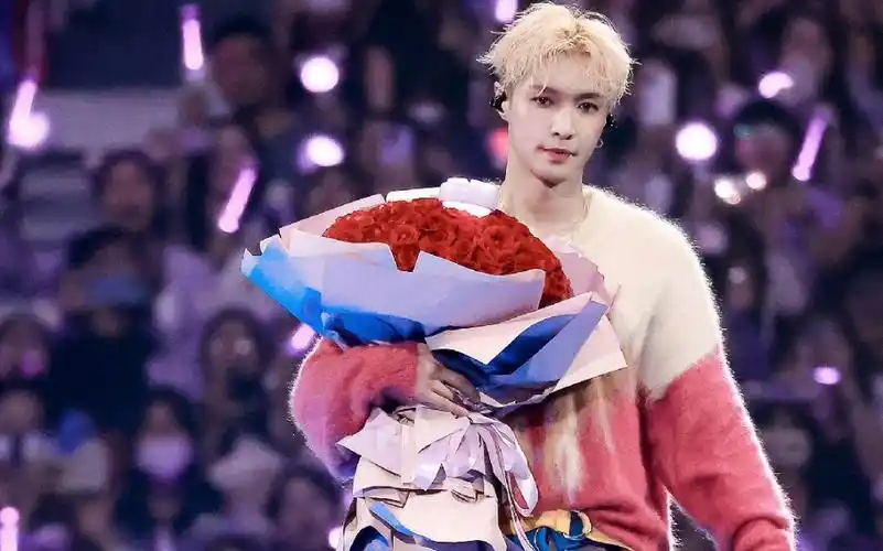 【张艺兴广州演唱会】talk环节99朵玫瑰花 合照 想在这里住下 一直