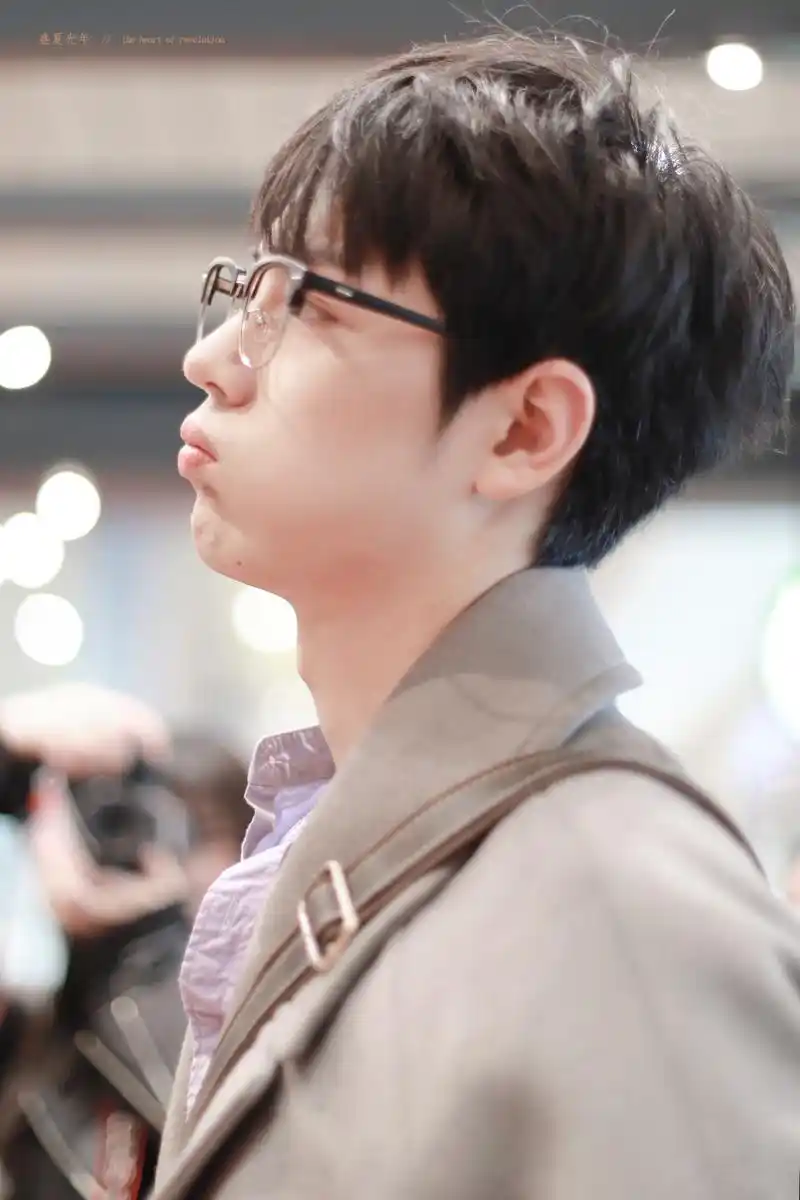 嘟嘟嘴的肖战敲可爱!