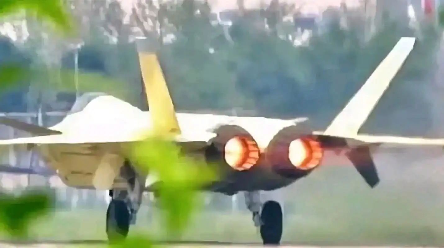 最新双发ws15发动机,尾焰喷出橘红色火焰,告别毛发的蓝色火焰.