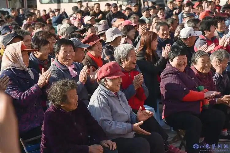 演出受到当地群众热烈欢迎