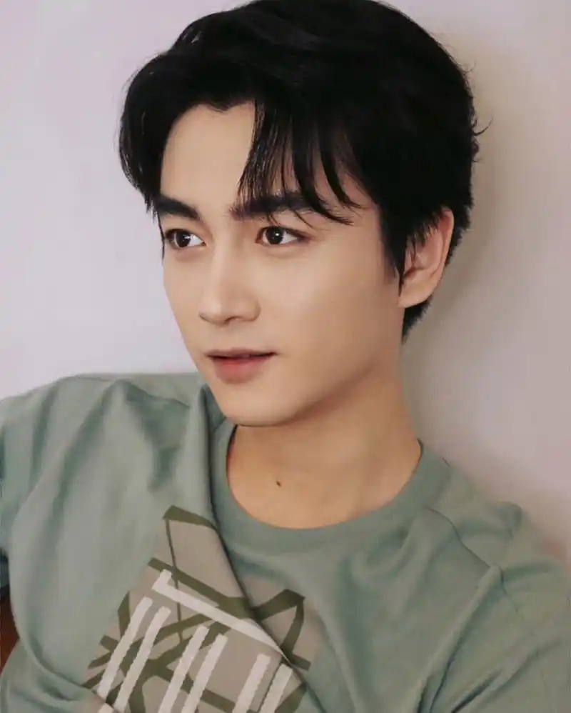 陈晓参加新作品直播活动,星眉剑目英气十足,他的颜值是中生代里面比较