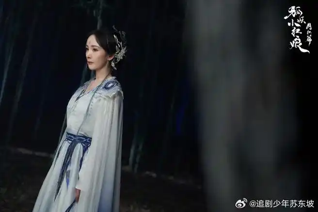 杨幂蓝白v领古装##杨幂灰蓝挂耳染