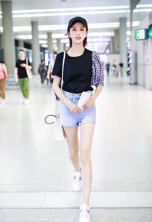 恢复自由的佟丽娅挺高调休闲上衣塞裤子里短裤穿出泳裤即视感