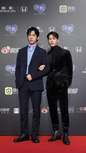 王嘉尔手挽井柏然,好看帅气double~陈立农黑骑士王子装,多了一份成熟