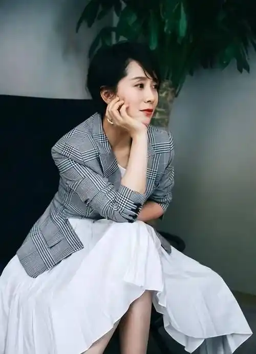 海清的种种争议也印证了她就是一个特立独行的人比如颁奖礼上面对身高