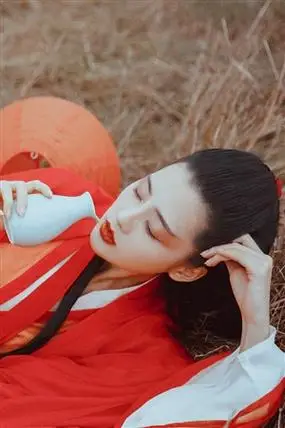 喝酒的红衣女子绝世容颜古装美女图片
