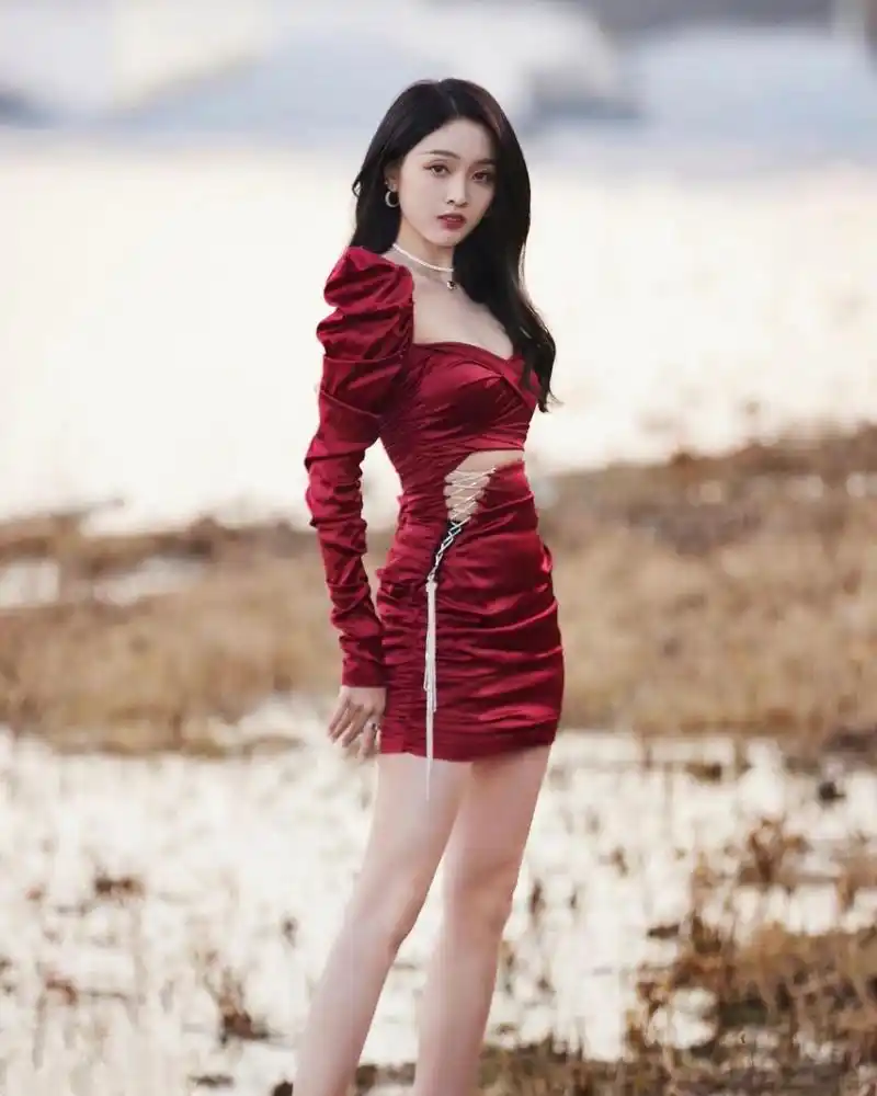 吴宣仪# 穿红色连衣裙,黑色一字带高跟凉鞋,大秀美腿玉足,凸显高挑