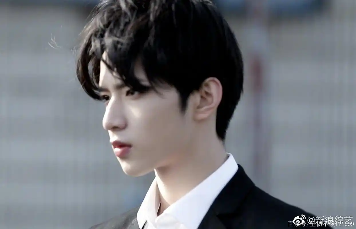 刘耀文天台照,帅气逼人