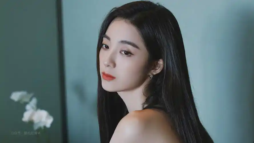 吊带长发飘飘的女神万鹏壁纸