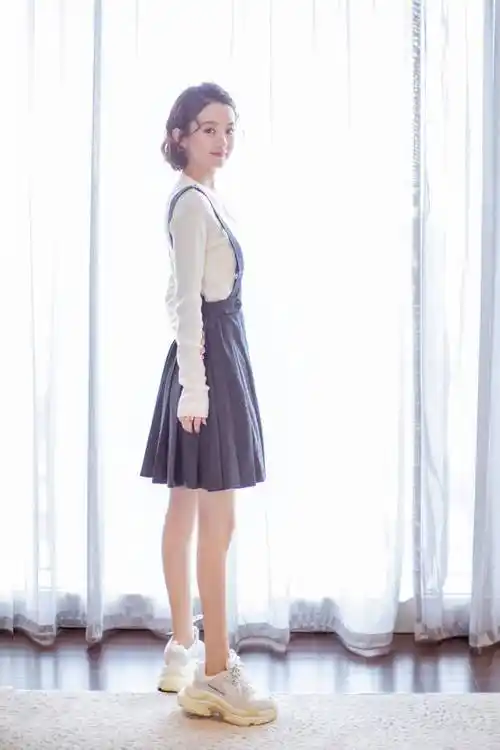 赵丽颖又瘦了被传与冯绍峰绯闻其实人家已瘦成穿秋裤都筷子腿的小身板