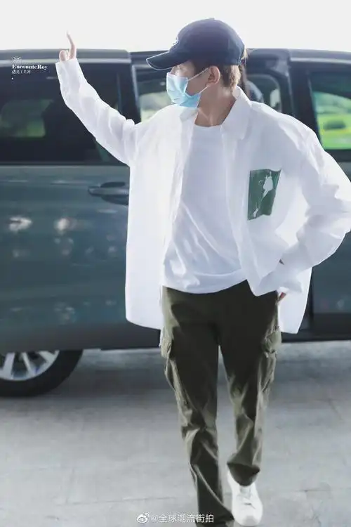 王源最新街拍私服更新白色衬衣搭配墨绿色工装长裤