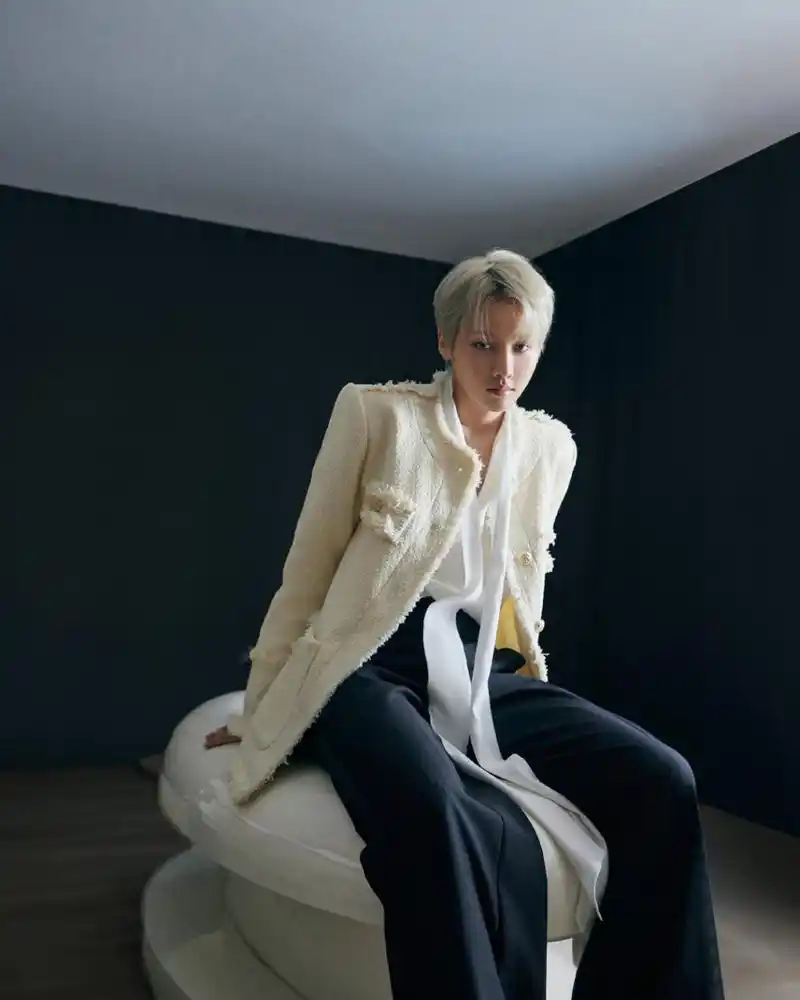 身穿小香风外套的刘雨昕 配上时髦的短发造型 看起来别有一番时尚味道