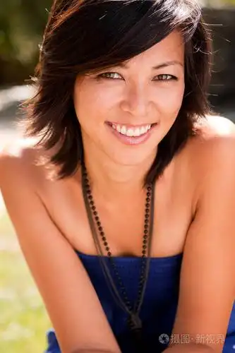 美丽自信的亚洲女人快乐和微笑