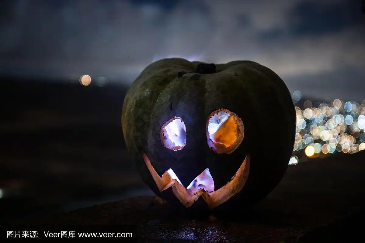 万圣节南瓜微笑和恐怖的眼睛派对之夜.