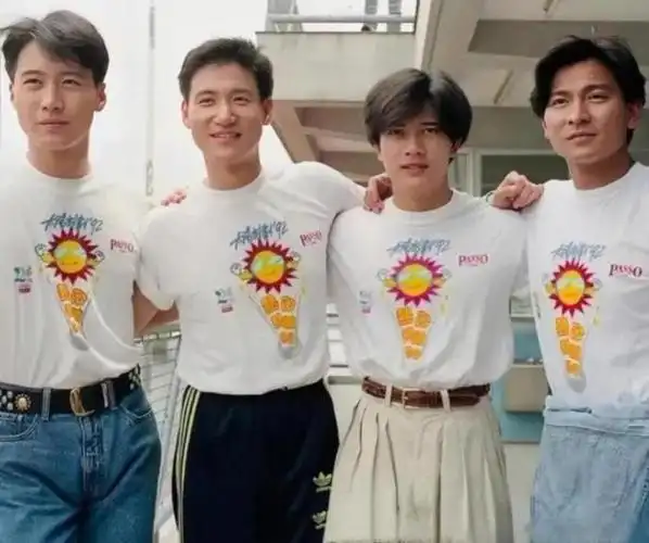 这是1992年,当时香港"四大天王"刚选出来,这是他们的首张正式合影.