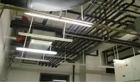 灯具安装排列有序,横纵通线,端正美观.