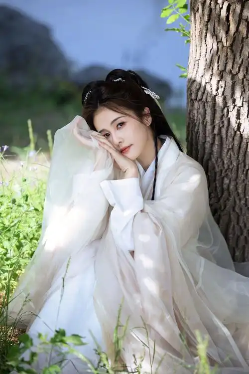 白鹿是仙女下凡吧穿古装拍古风写真置身湖边宛如温柔大小姐