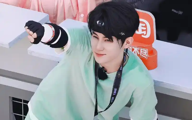 张真源全员加速中上下班路透!