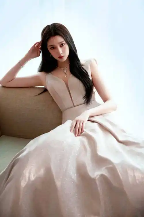 关晓彤香槟色水光裙优雅写真_美得_礼服_鹿晗