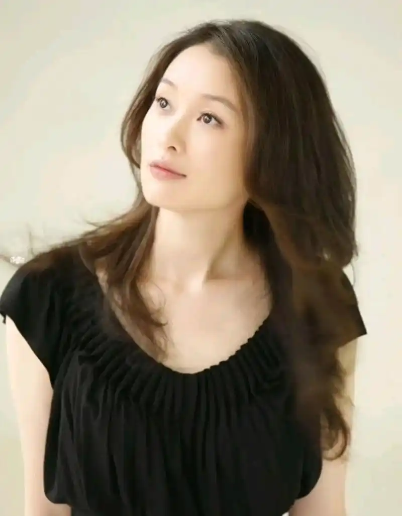 吴越年轻时的照片真的是太美了,清纯温婉,落落大方