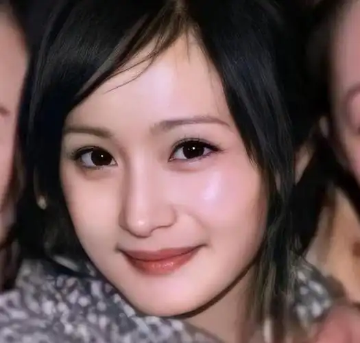 17岁杨幂被49岁成龙搂在怀里行为亲密网友整没整容一目了然