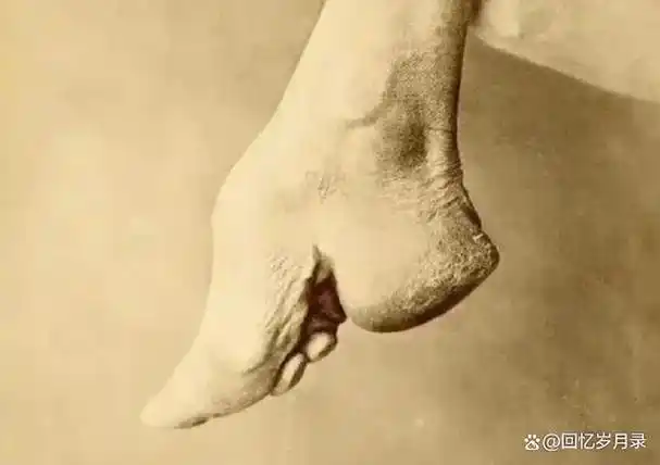 封建时期的中国女人有多惨?还要裹三寸金莲,为男人生孩子!