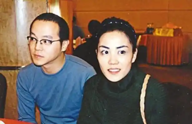 王菲前夫窦唯近照曝光同一件衣服穿多次骑电动车出行超接地气