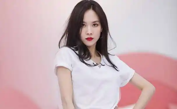 王霏霏唱跳俱佳,舞台表现力直击大众审美,是missa女团改变了她_孟佳