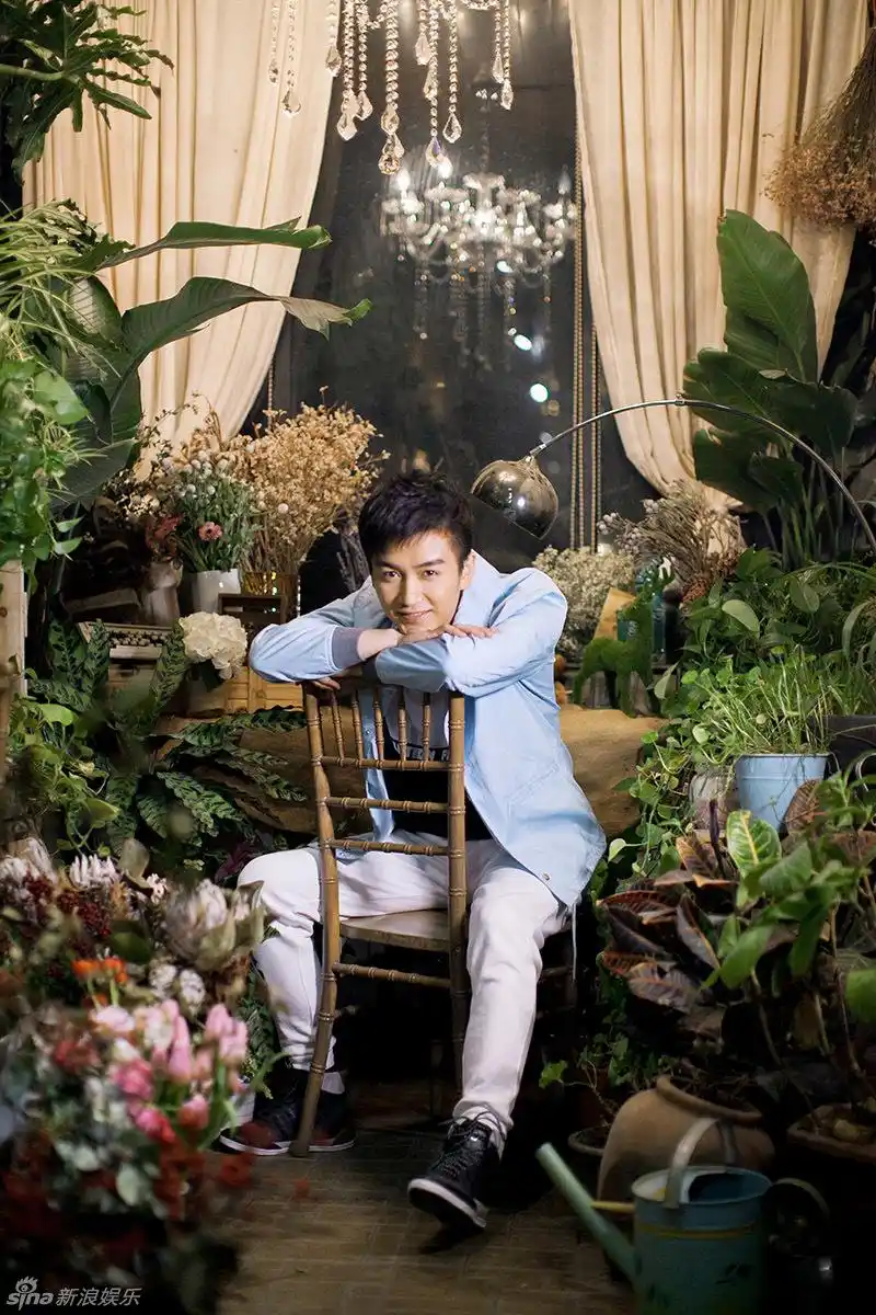 陈晓时尚大片曝光 治愈笑容绽放春天气息