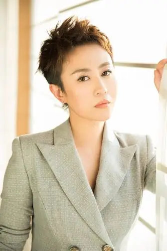 马丽助阵2017微博之夜 短发长靴气场十足