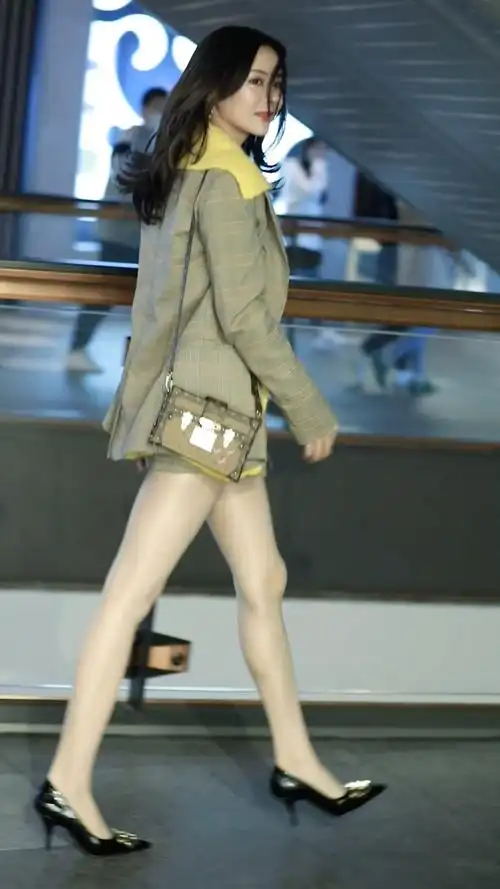 现在的女孩子都喜欢腿上抹油逛街的吗?