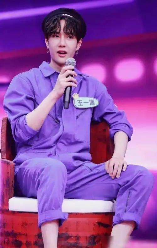 "人狠话不多"的王一博,穿上高贵冷艳的紫色,谁还敢接近他?