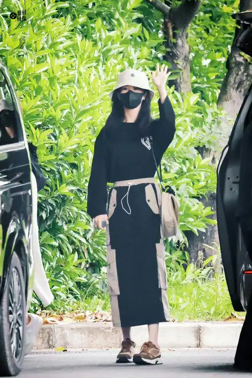 杨紫今日机场照,是穿工装裙的杨紫,好不一样的风格……|杨紫_新浪新闻