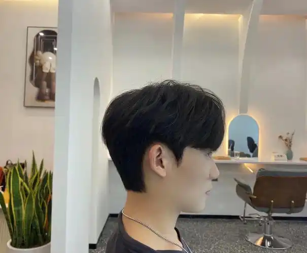 01男士发型今日之韩式微中分