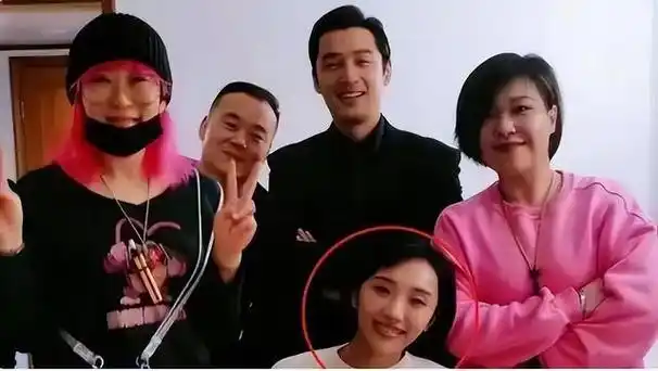 胡歌与老婆购物引发热议婚姻不看物质贫富而是看心态是否般配