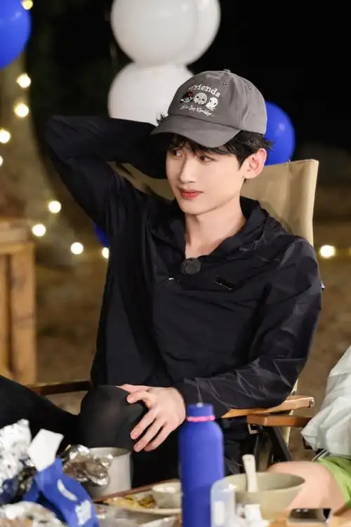 星空营地中,@白敬亭荡起双桨,斗智斗勇,却被曝可爱糗事03?